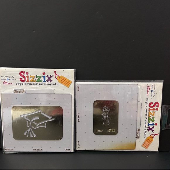 Lot of 2 Simple Impressions embossing folders - Graduation cap and diploma - Picture 2 of 4